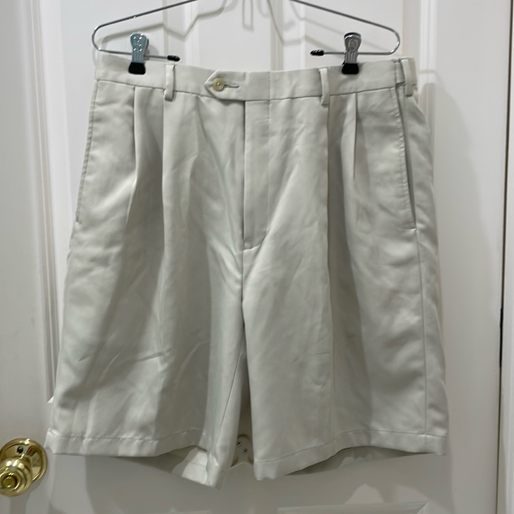 Men’s 34R Jos. A. Bank Leadbetter Golf khaki golf shorts